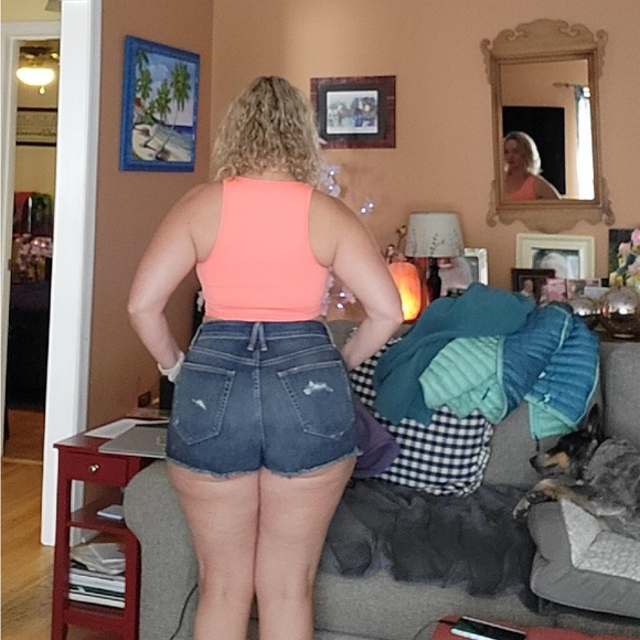 Good American bombshell cut-off denim shorts. - Picture 3 of 5
